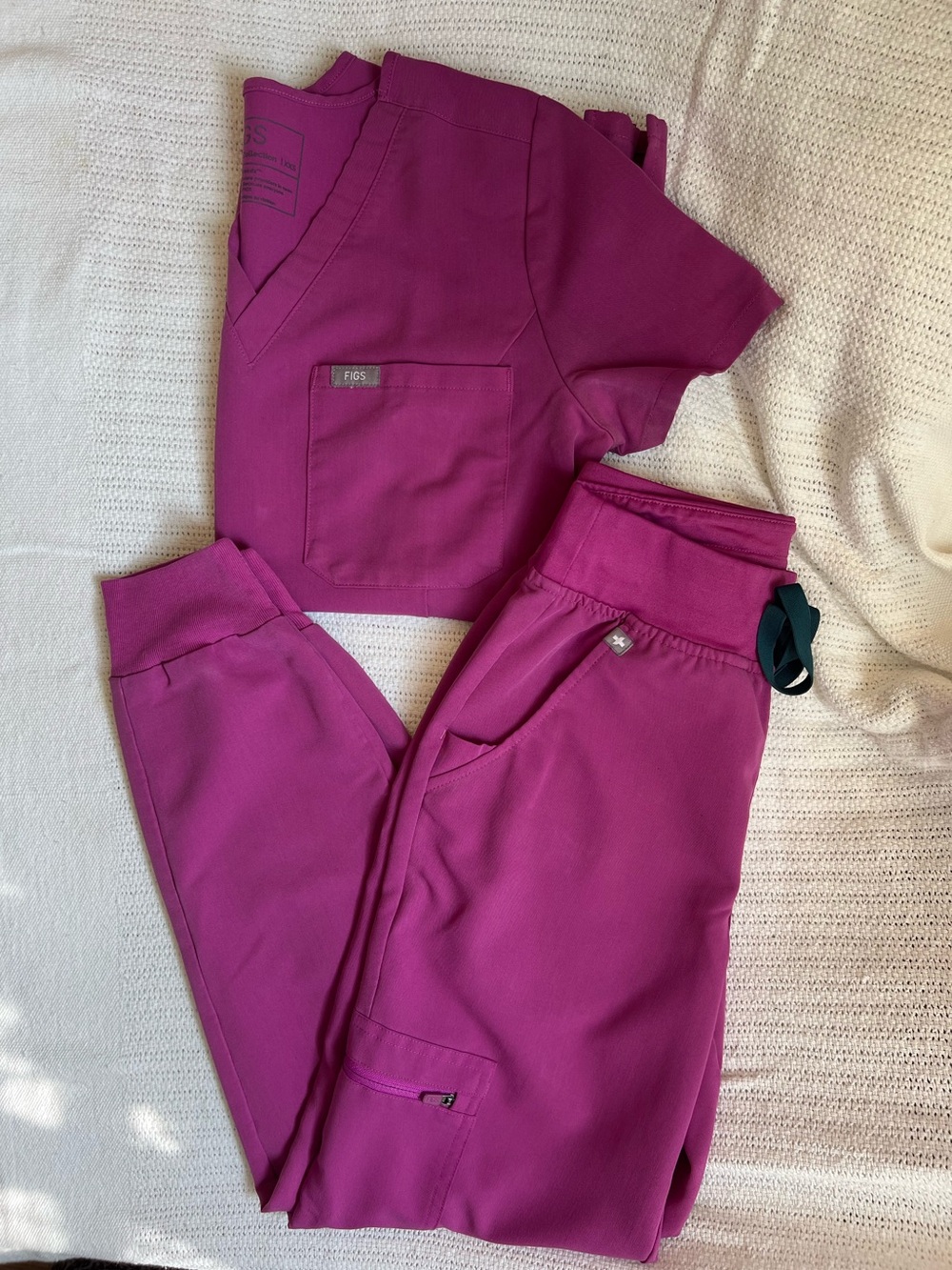 FIGS Women’s Fuchsia Scrub Set (MEASUREMENTS IN DESCRIPTION)